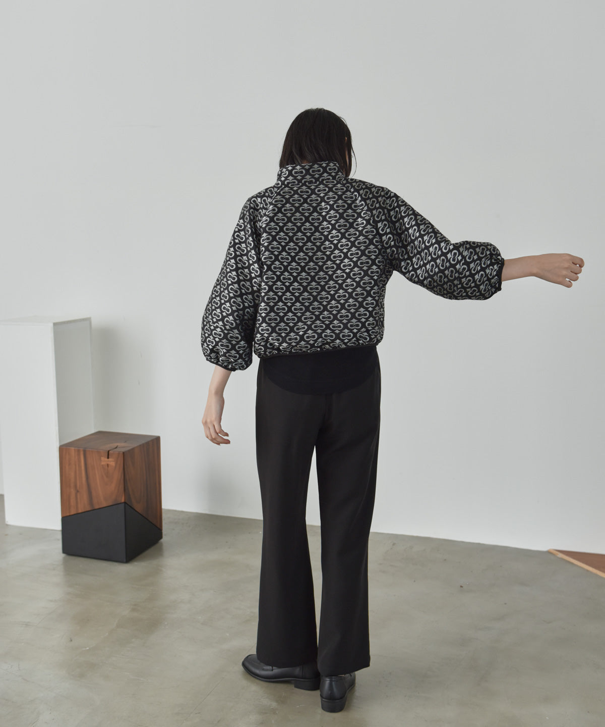 voluminous sleeve jacquard blouson