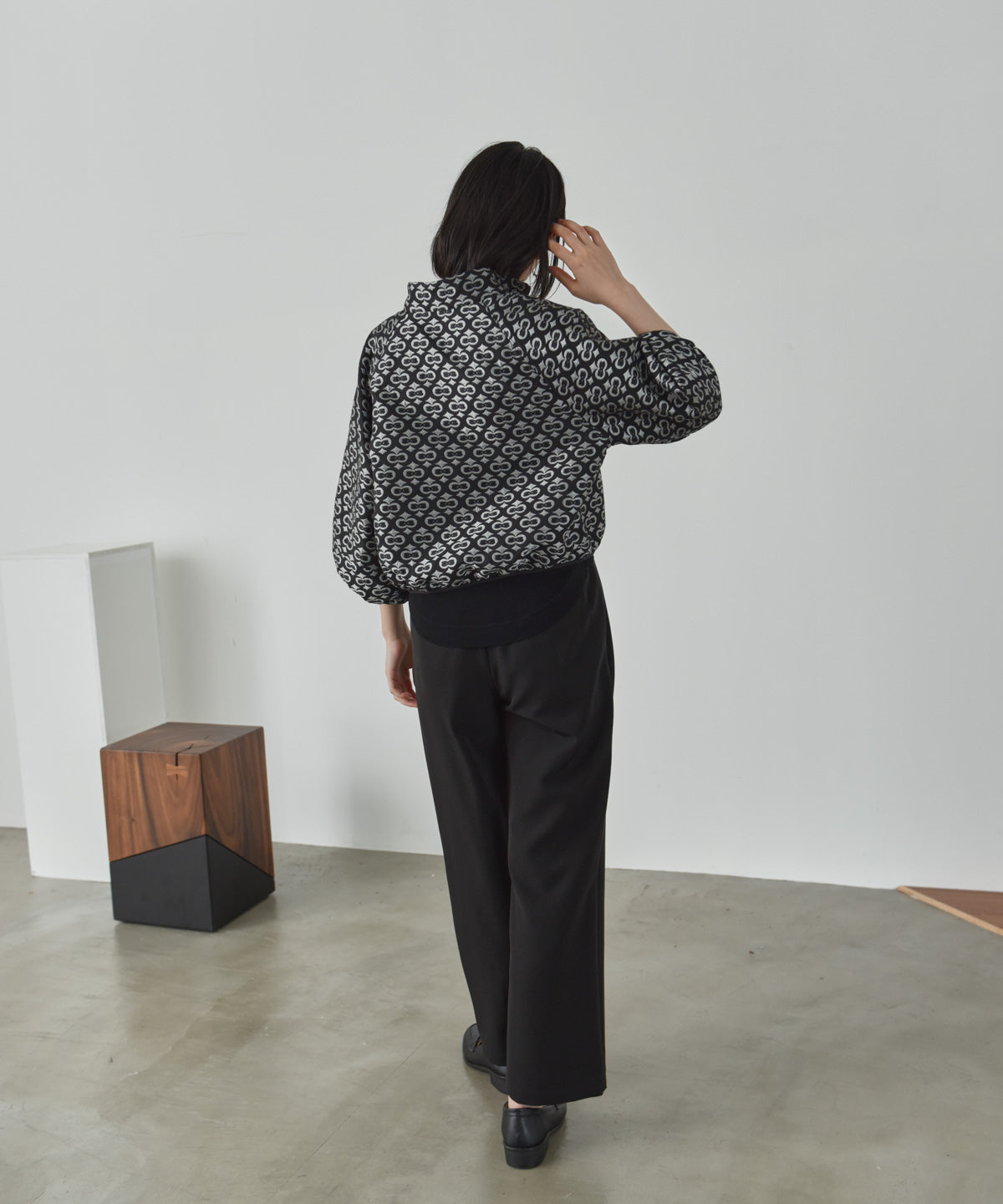 voluminous sleeve jacquard blouson