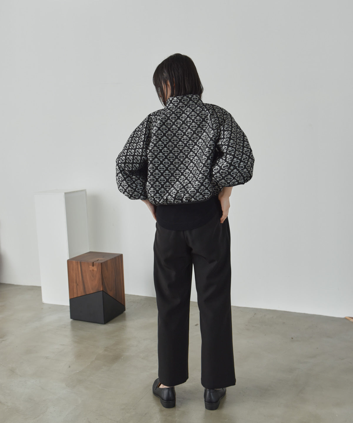 voluminous sleeve jacquard blouson