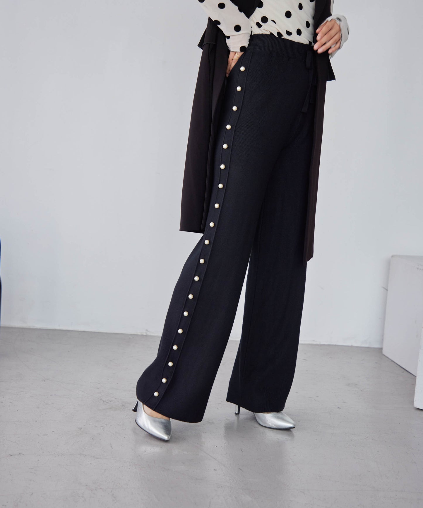knit pants with side pearls