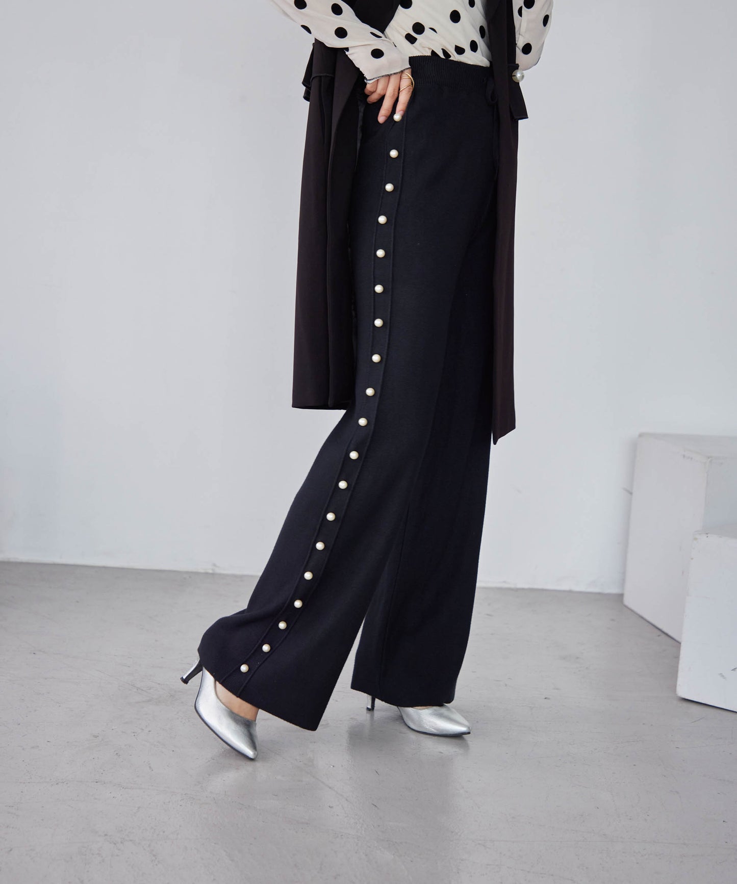 knit pants with side pearls