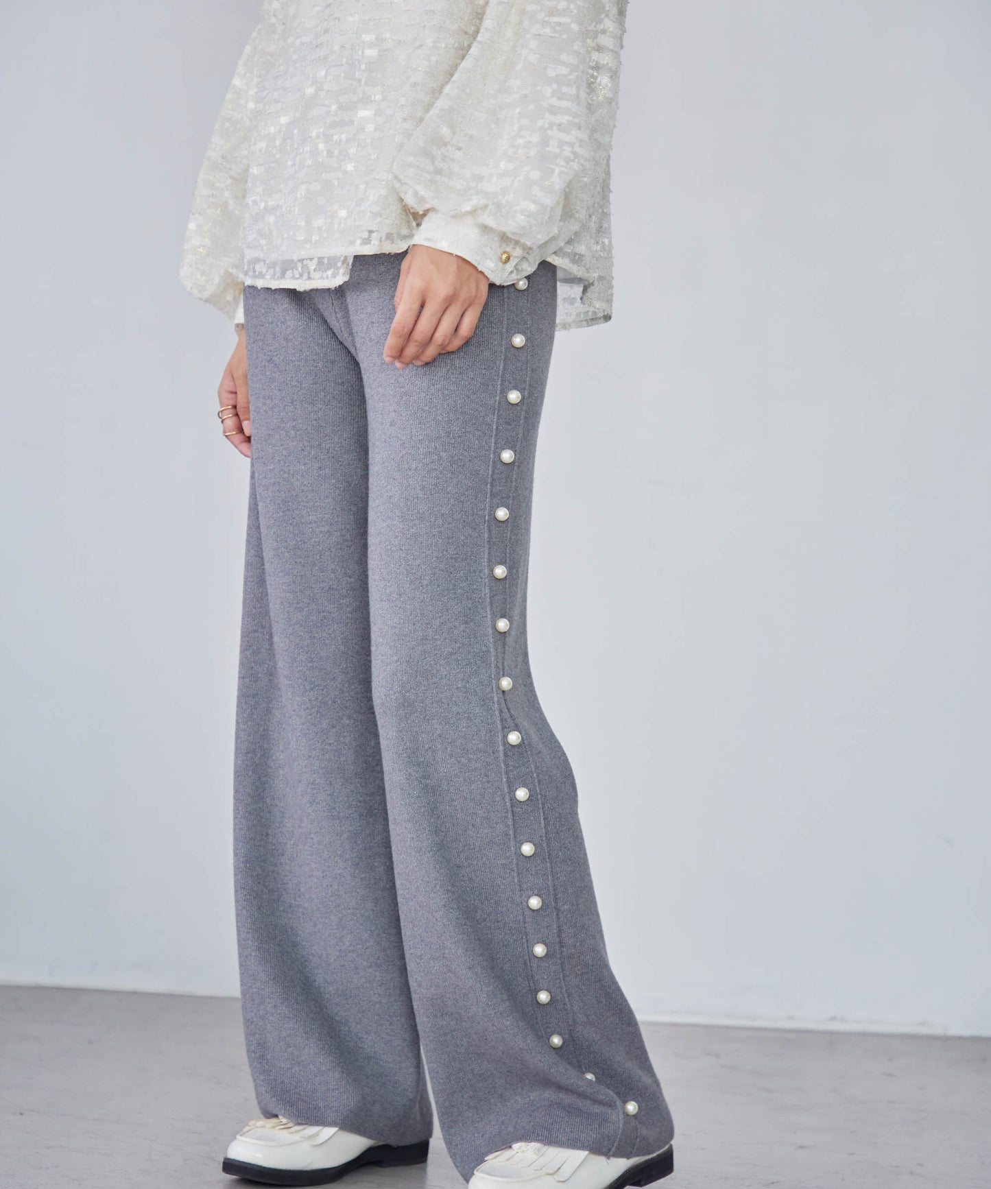 knit pants with side pearls