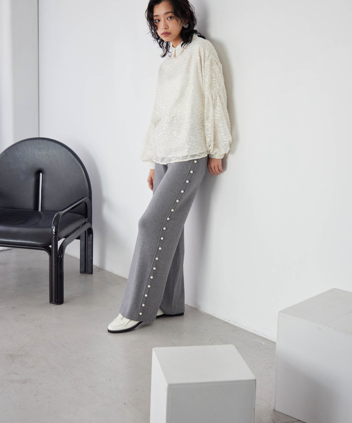 knit pants with side pearls