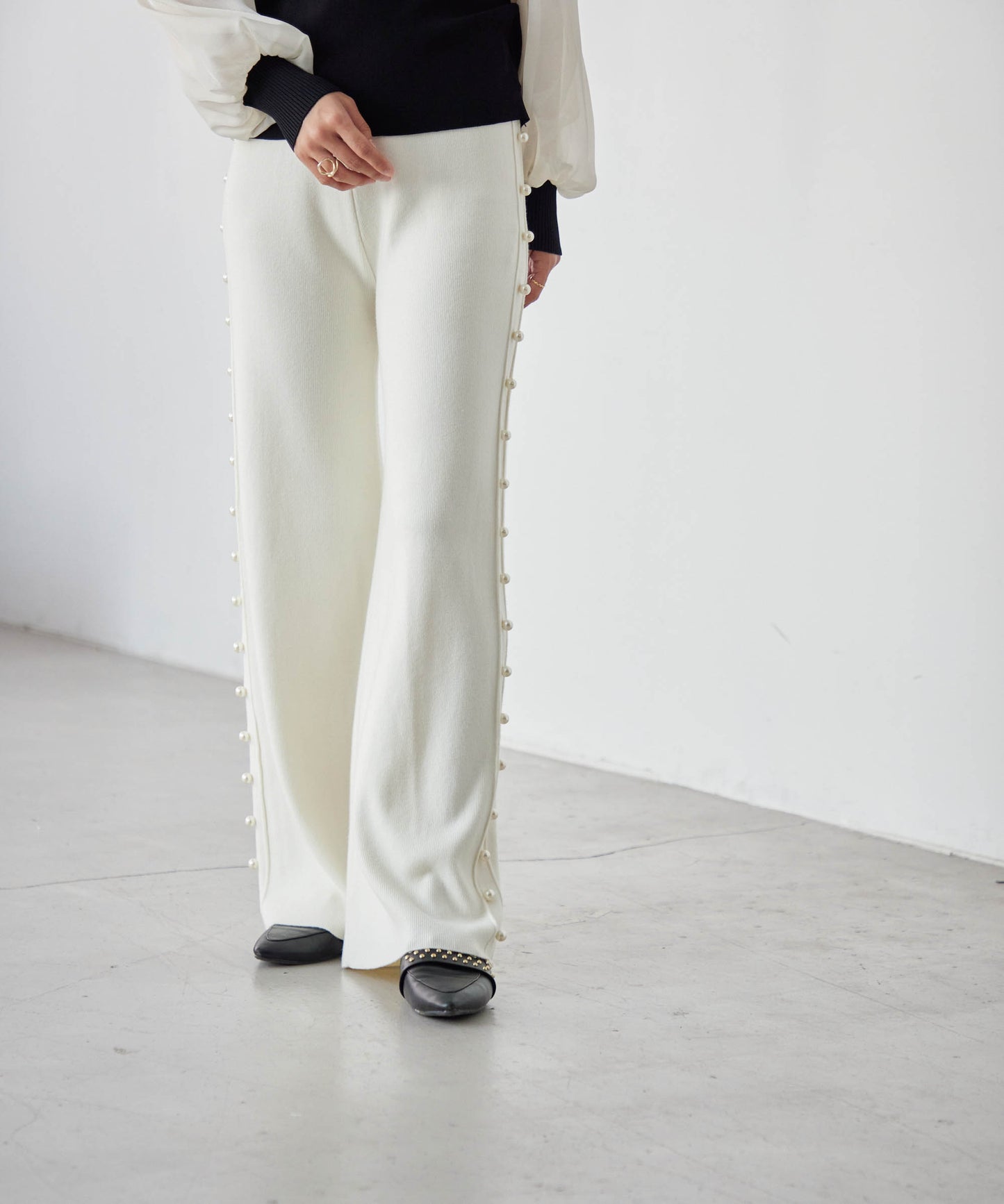 knit pants with side pearls