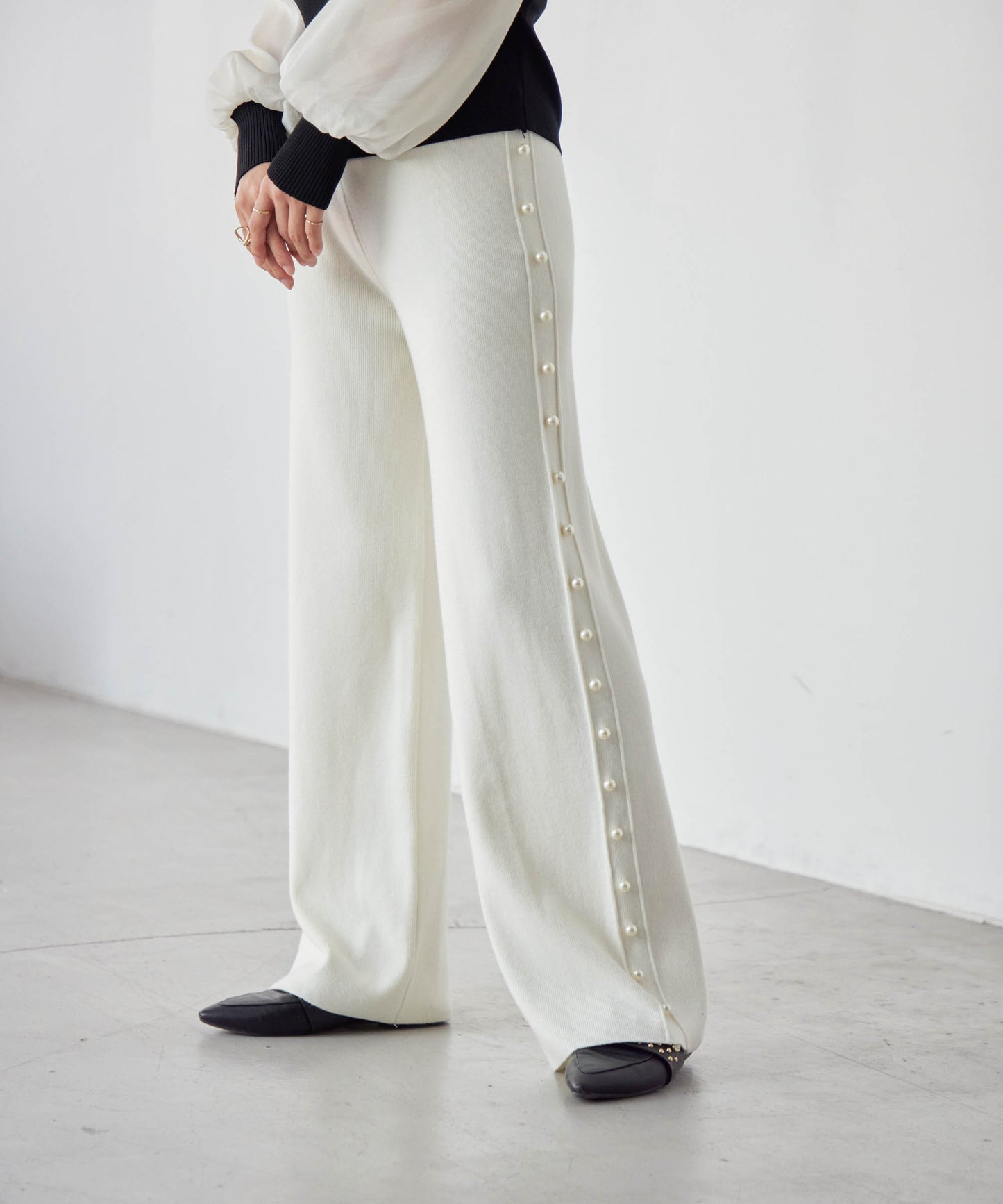 knit pants with side pearls