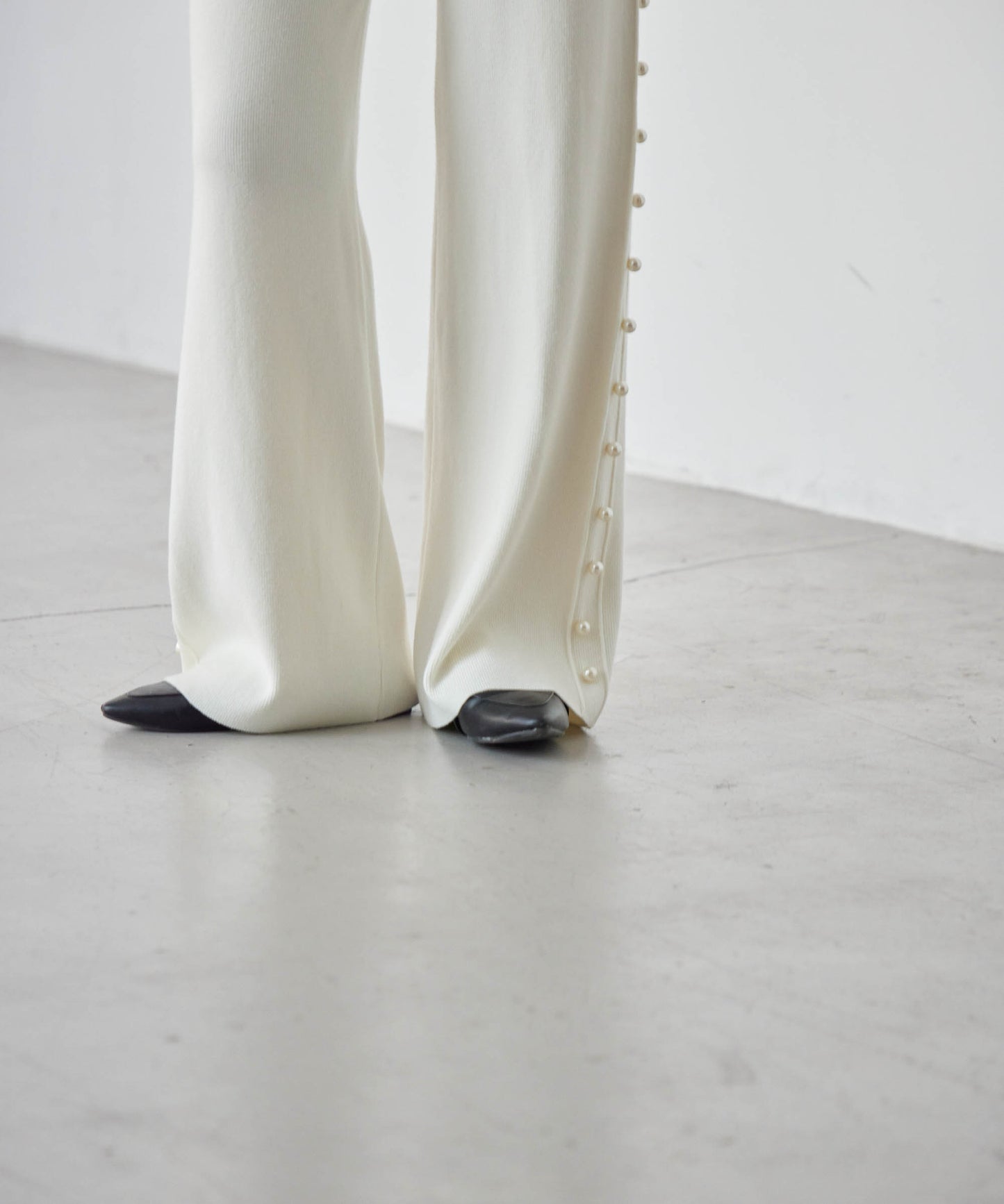 knit pants with side pearls