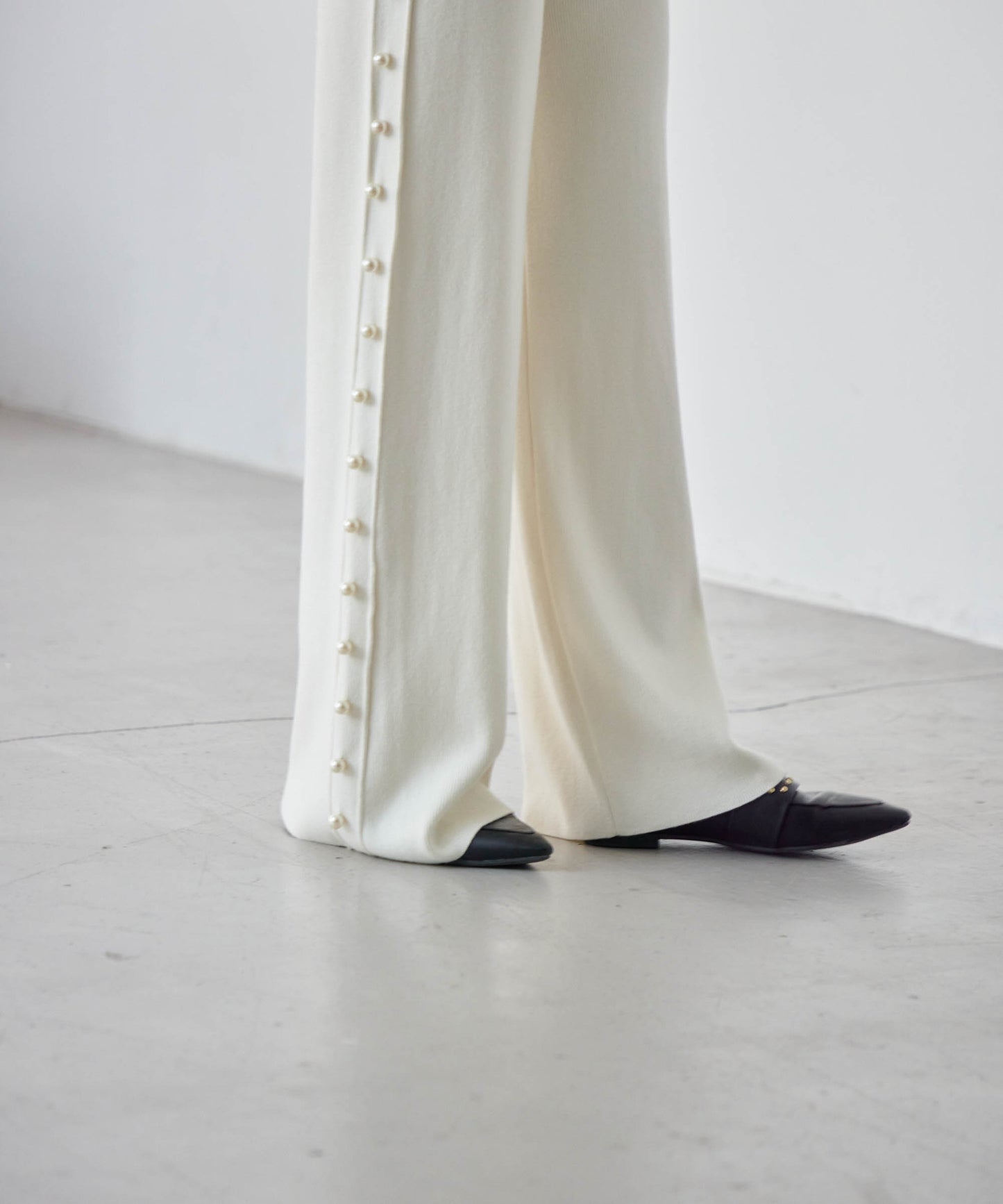 knit pants with side pearls