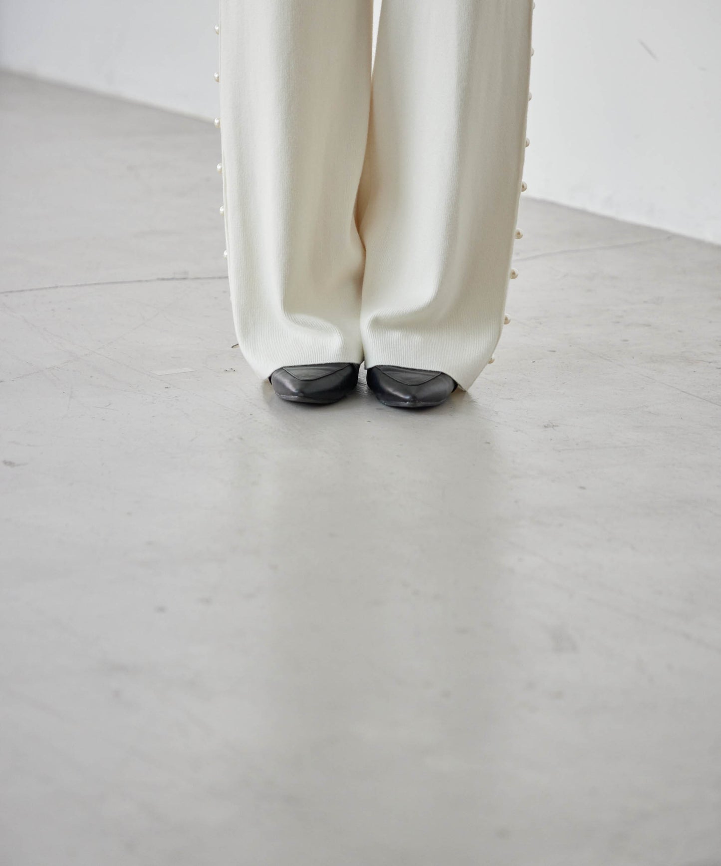 knit pants with side pearls