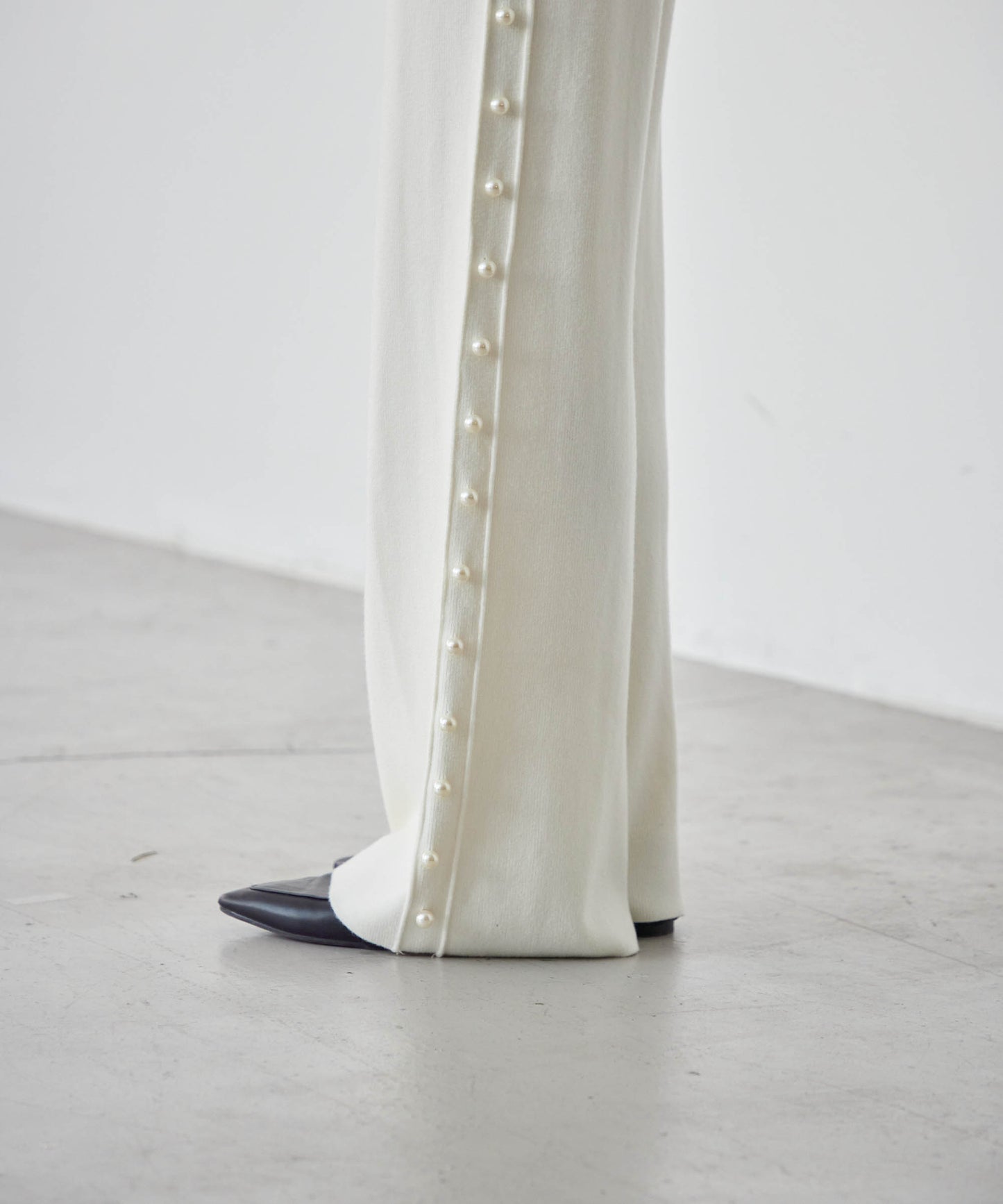 knit pants with side pearls