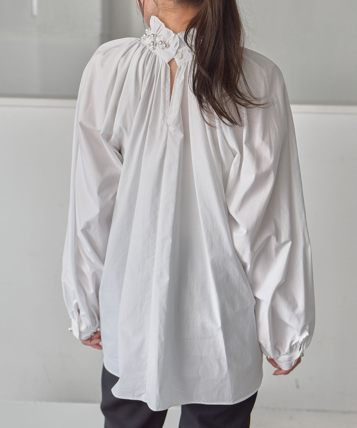 neckpearl gather blouse