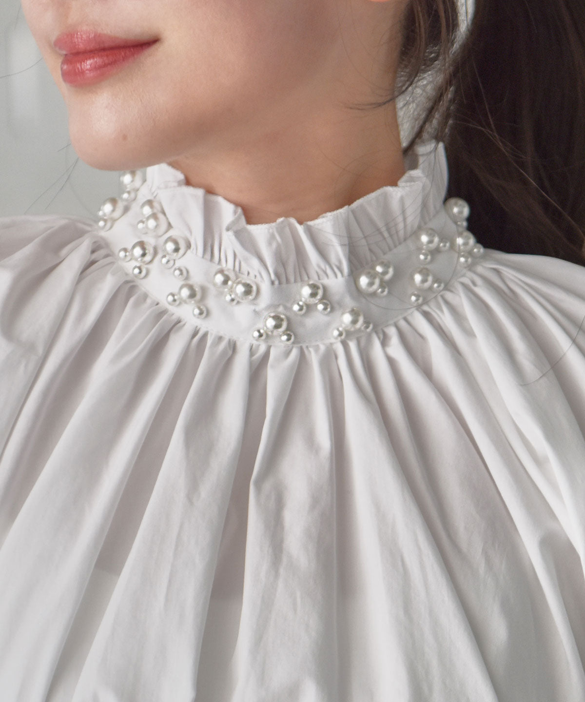 neckpearl gather blouse