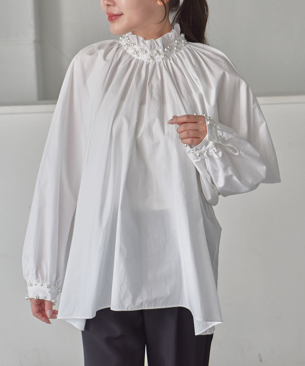 neckpearl gather blouse