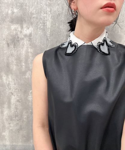 heart black border false collar