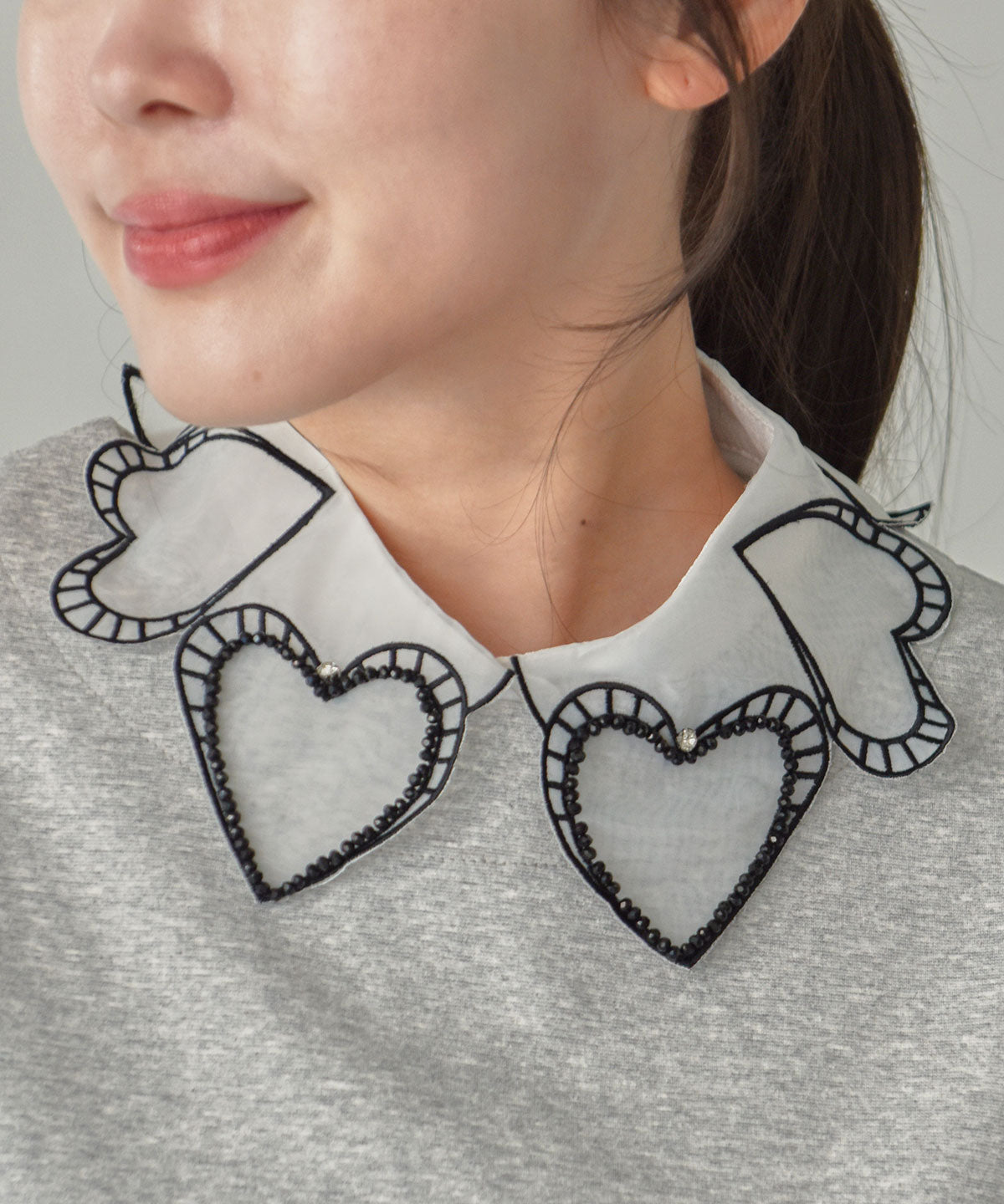 heart black border false collar