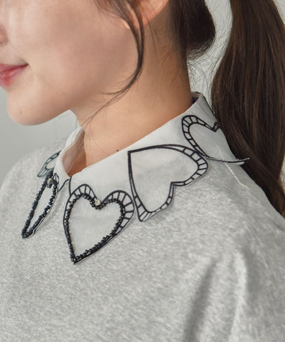 heart black border false collar