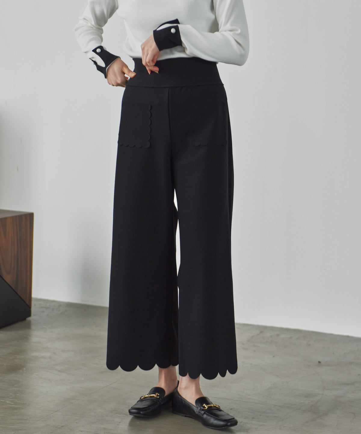 hem pocket scalloped pants