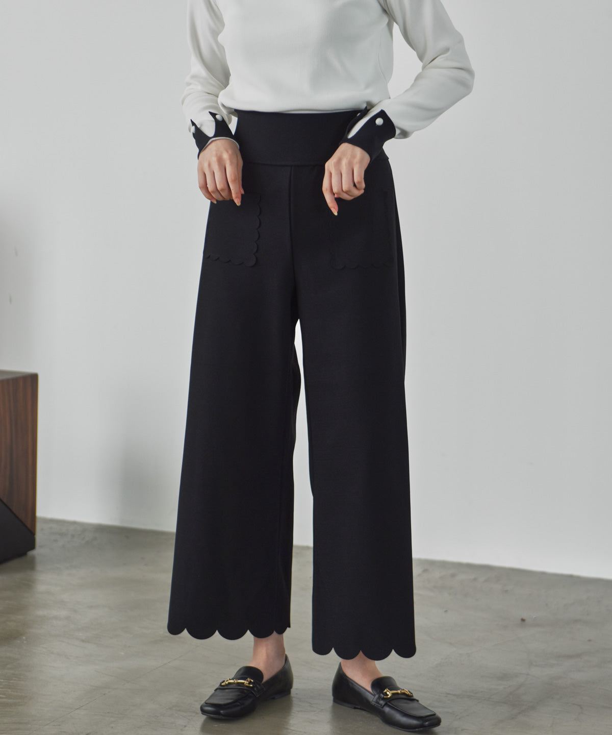 hem pocket scalloped pants