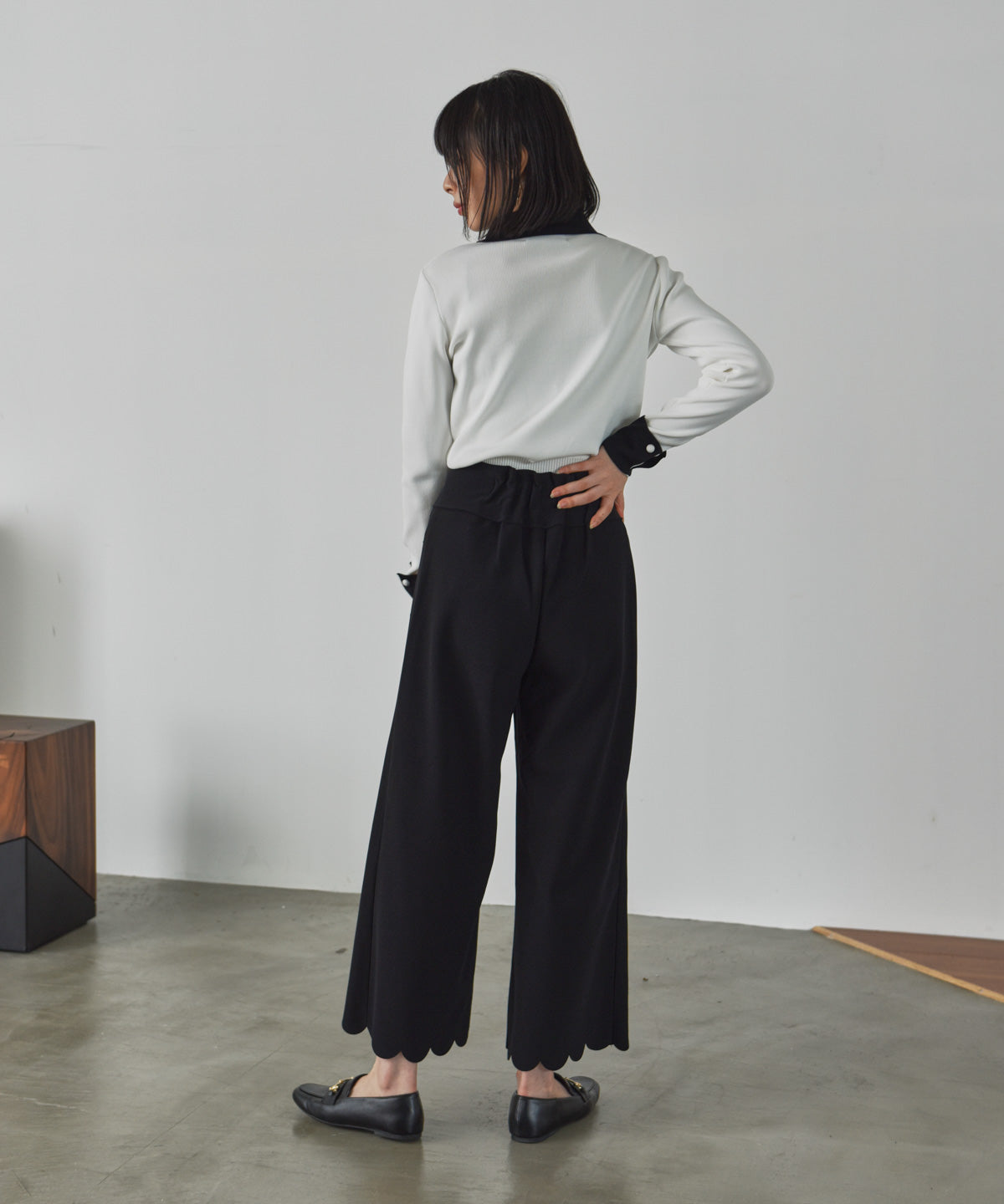 hem pocket scalloped pants