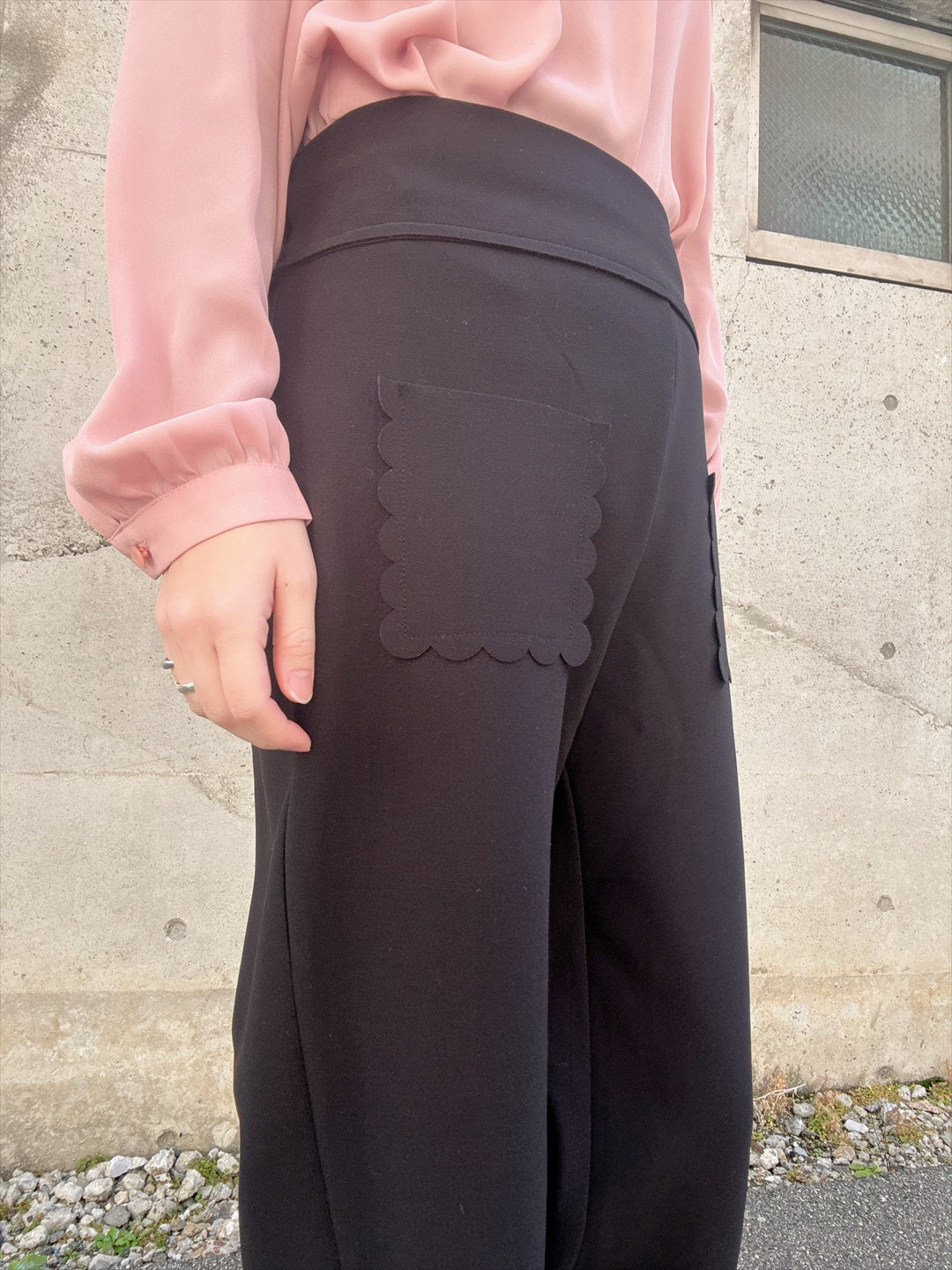 hem pocket scalloped pants
