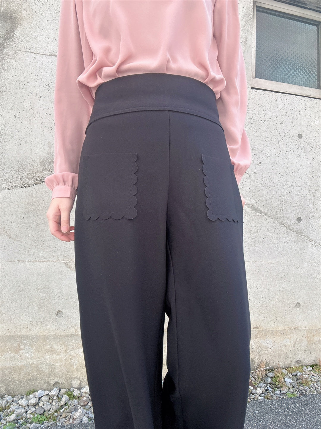 hem pocket scalloped pants