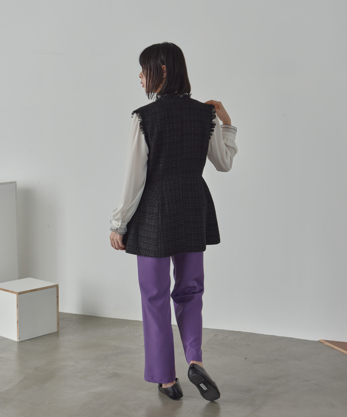 Pearl button tweed gilet – miele grande