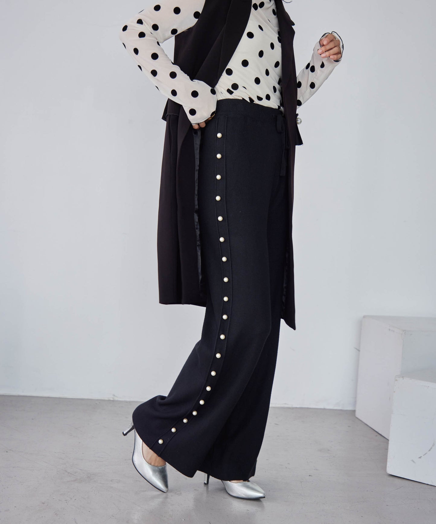 knit pants with side pearls