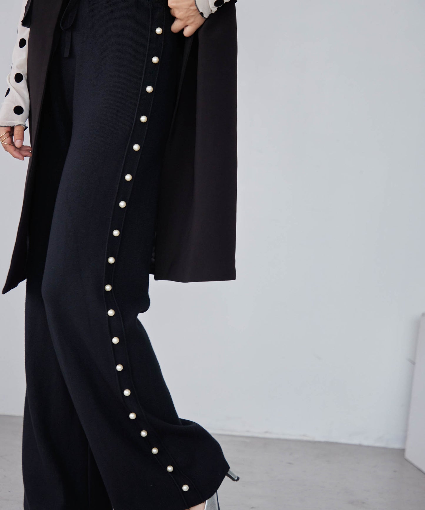 knit pants with side pearls