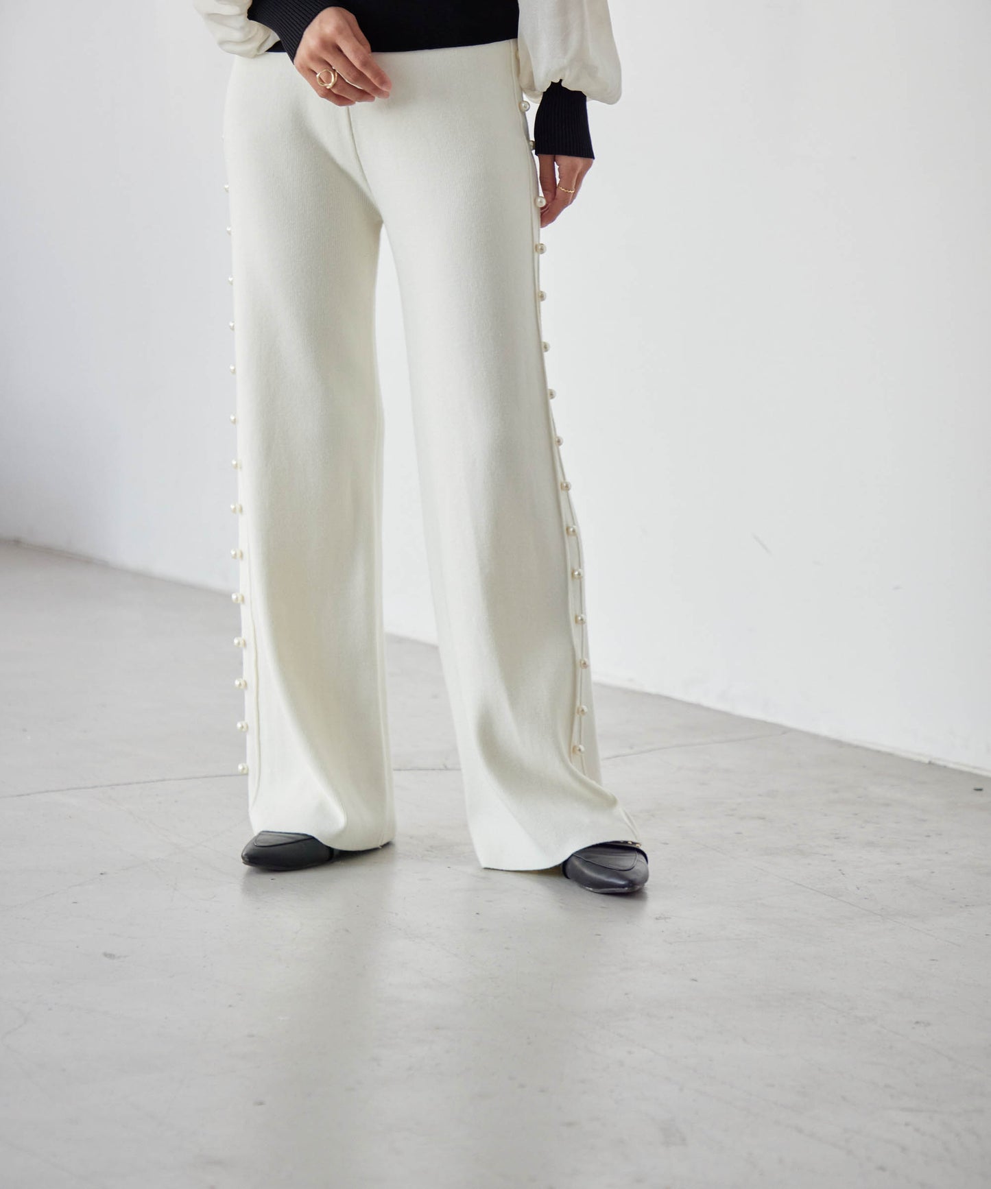 knit pants with side pearls