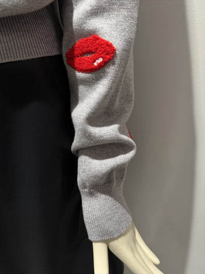 three dimensional lips knit