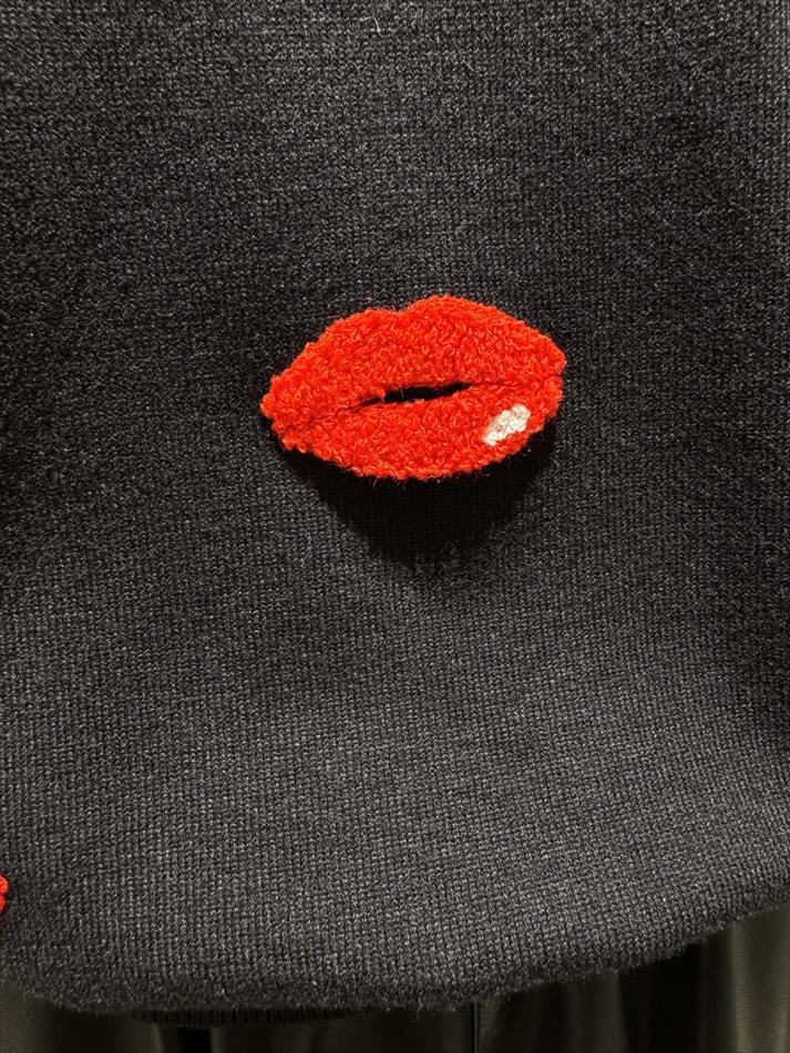 three dimensional lips knit