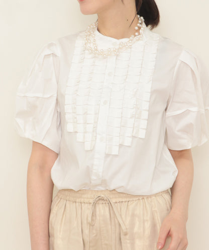 puff sleeves with tack blouse