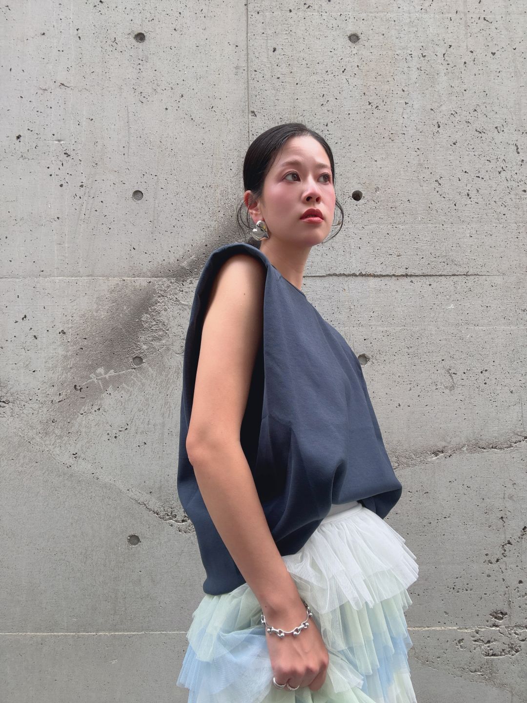 crew neck sleeveless cut and sew (with shoulder pads)