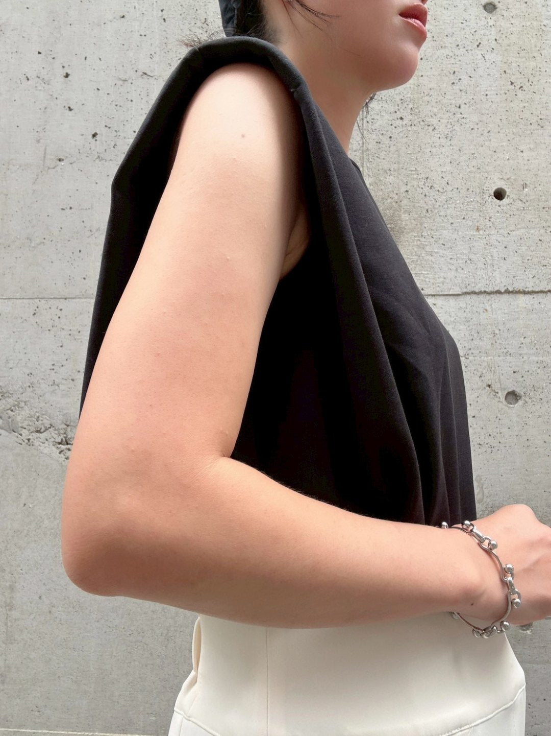 crew neck sleeveless cut and sew (with shoulder pads)