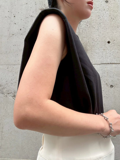 crew neck sleeveless cut and sew (with shoulder pads)
