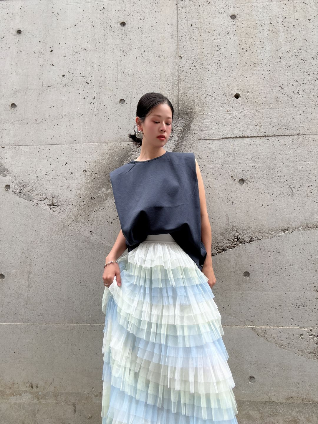 crew neck sleeveless cut and sew (with shoulder pads)