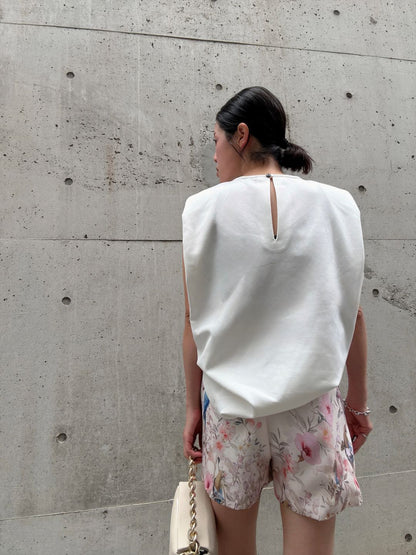 crew neck sleeveless cut and sew (with shoulder pads)