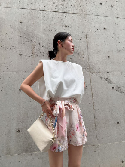 crew neck sleeveless cut and sew (with shoulder pads)