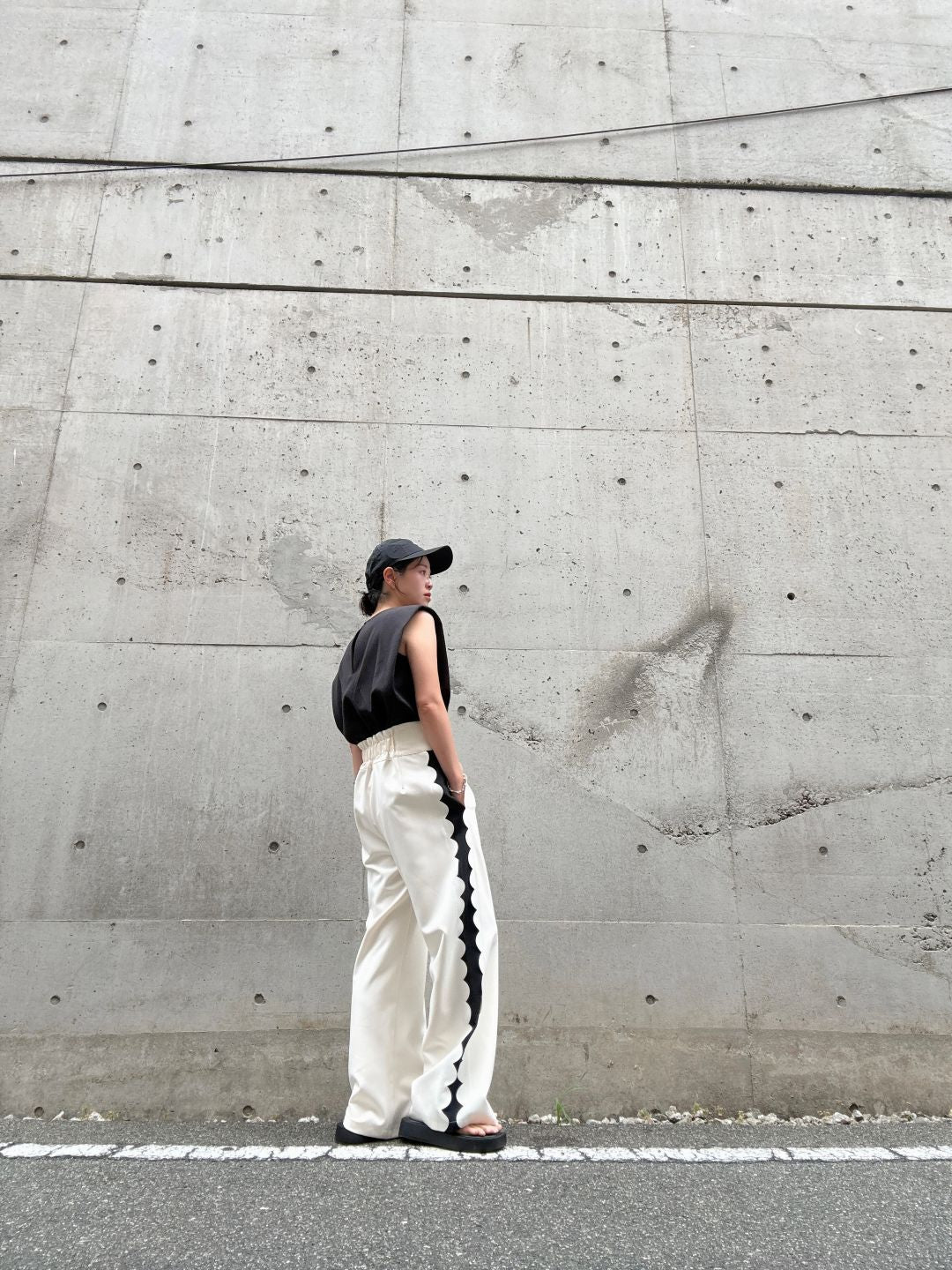 crew neck sleeveless cut and sew (with shoulder pads)