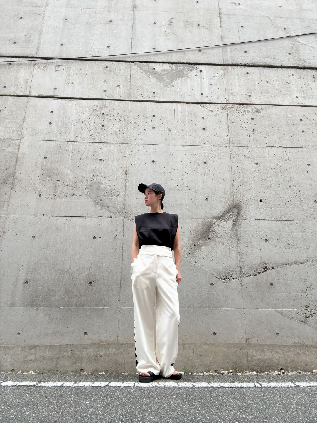 crew neck sleeveless cut and sew (with shoulder pads)