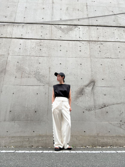 crew neck sleeveless cut and sew (with shoulder pads)