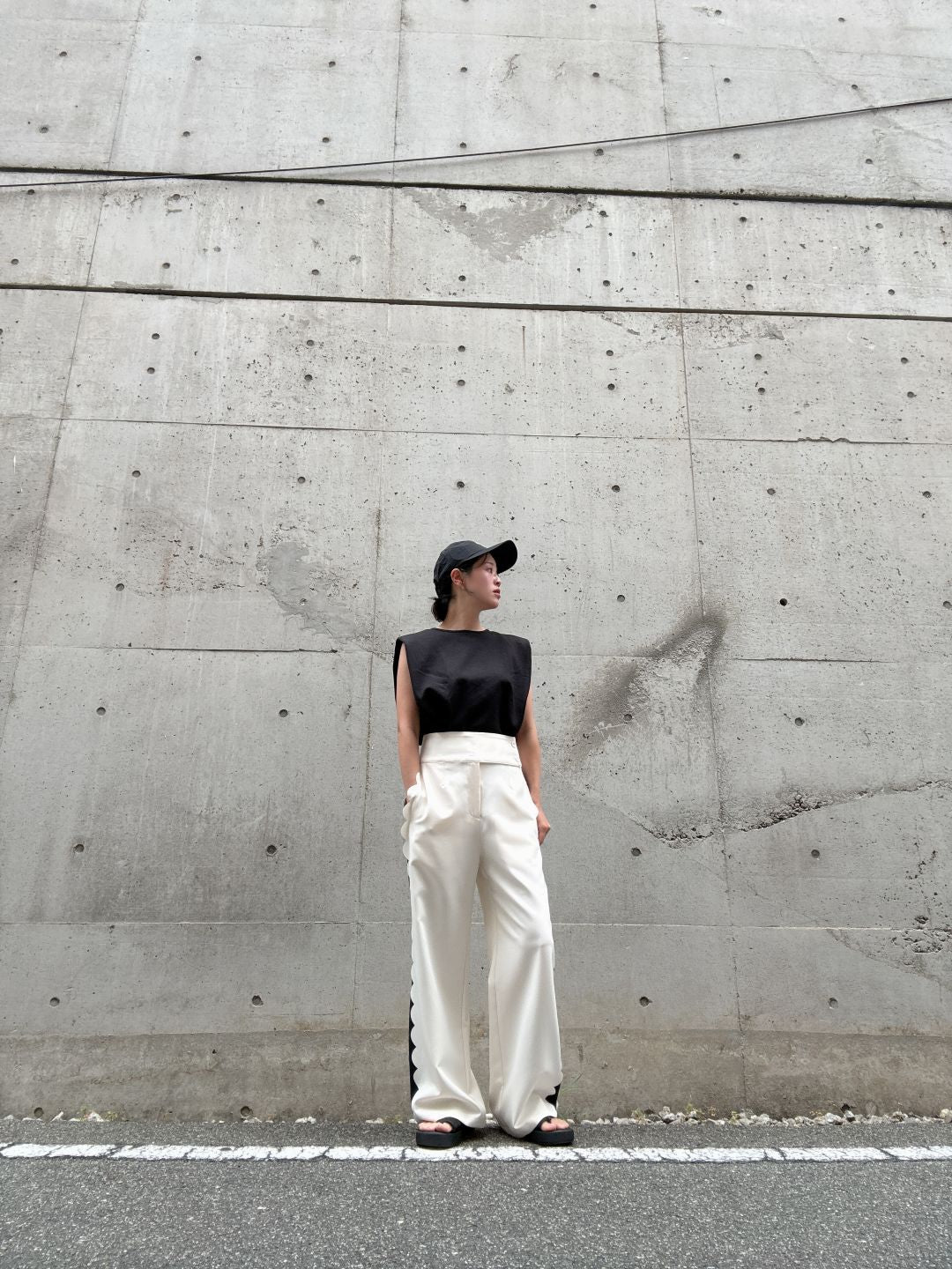 crew neck sleeveless cut and sew (with shoulder pads)