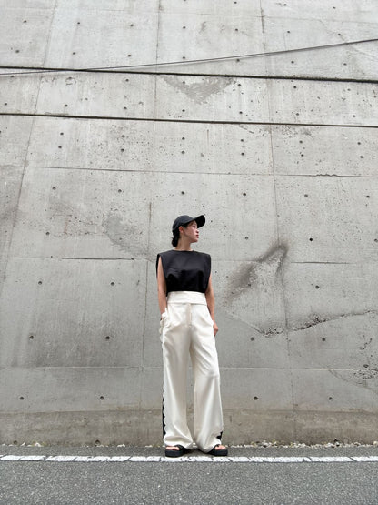 crew neck sleeveless cut and sew (with shoulder pads)