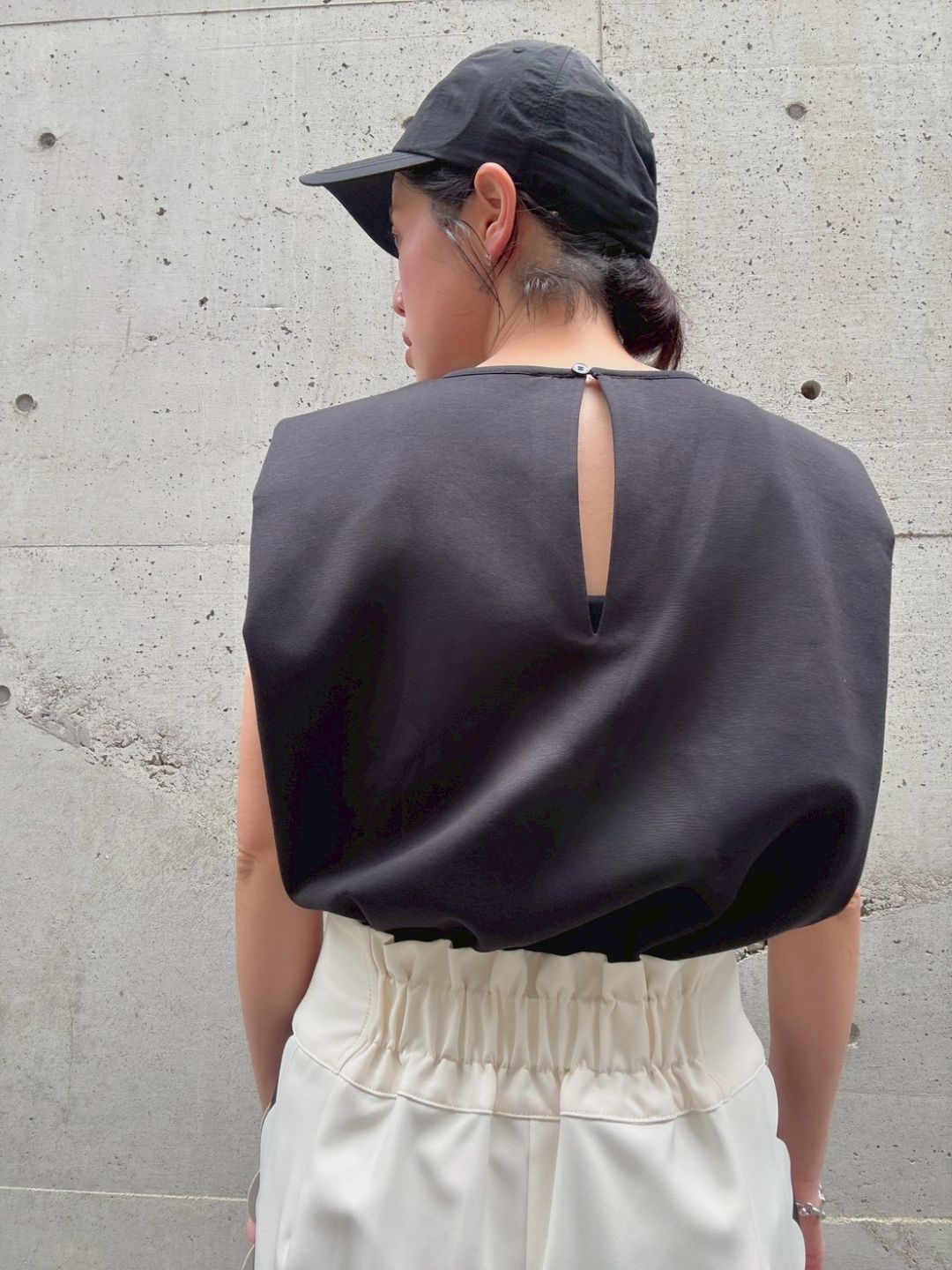 crew neck sleeveless cut and sew (with shoulder pads)