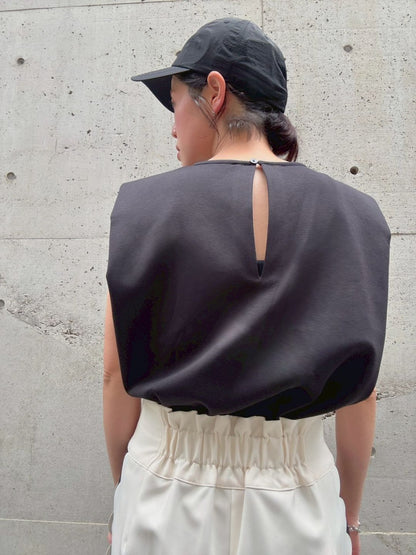 crew neck sleeveless cut and sew (with shoulder pads)