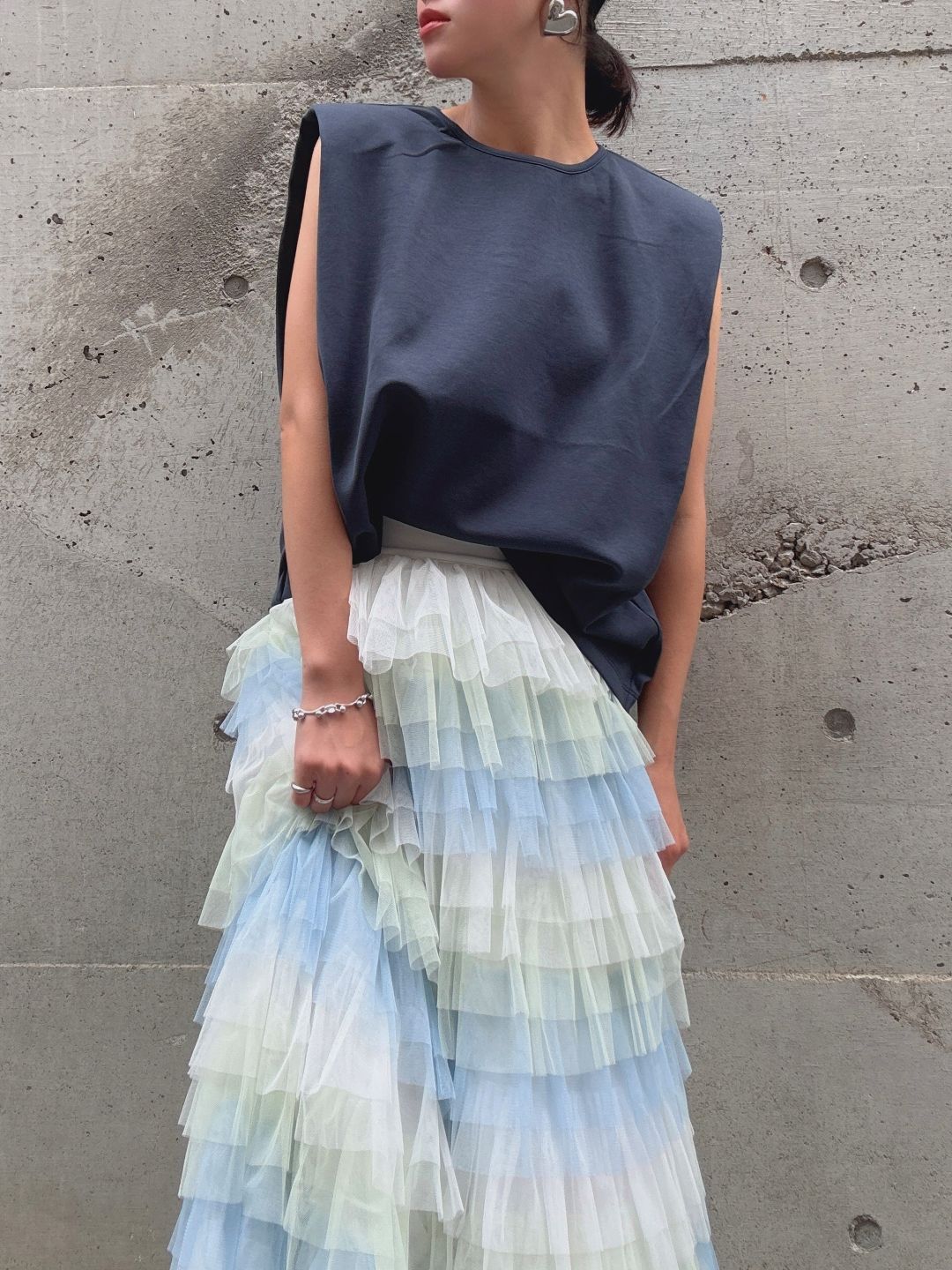 crew neck sleeveless cut and sew (with shoulder pads)
