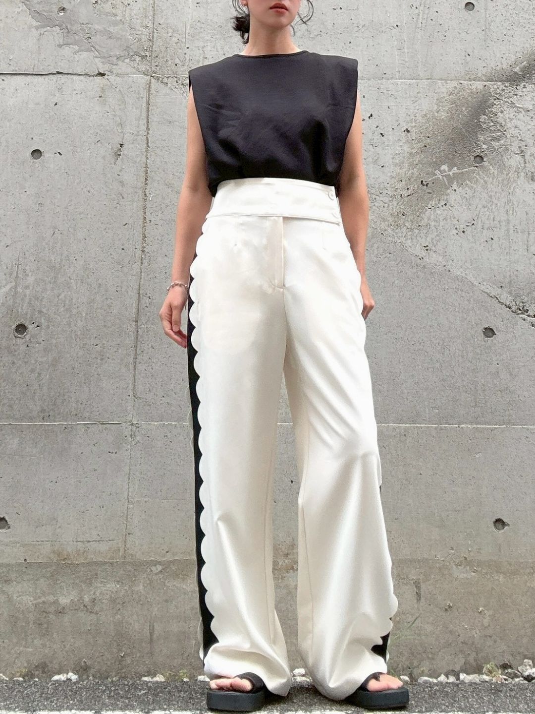 crew neck sleeveless cut and sew (with shoulder pads)