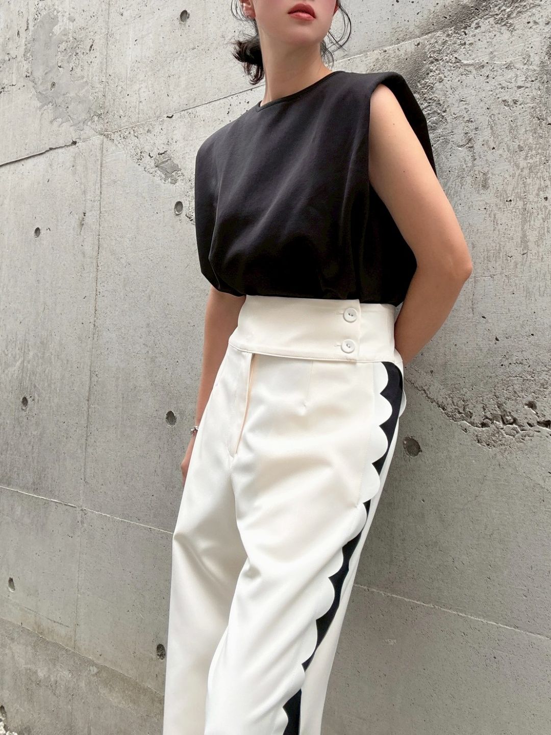 crew neck sleeveless cut and sew (with shoulder pads)