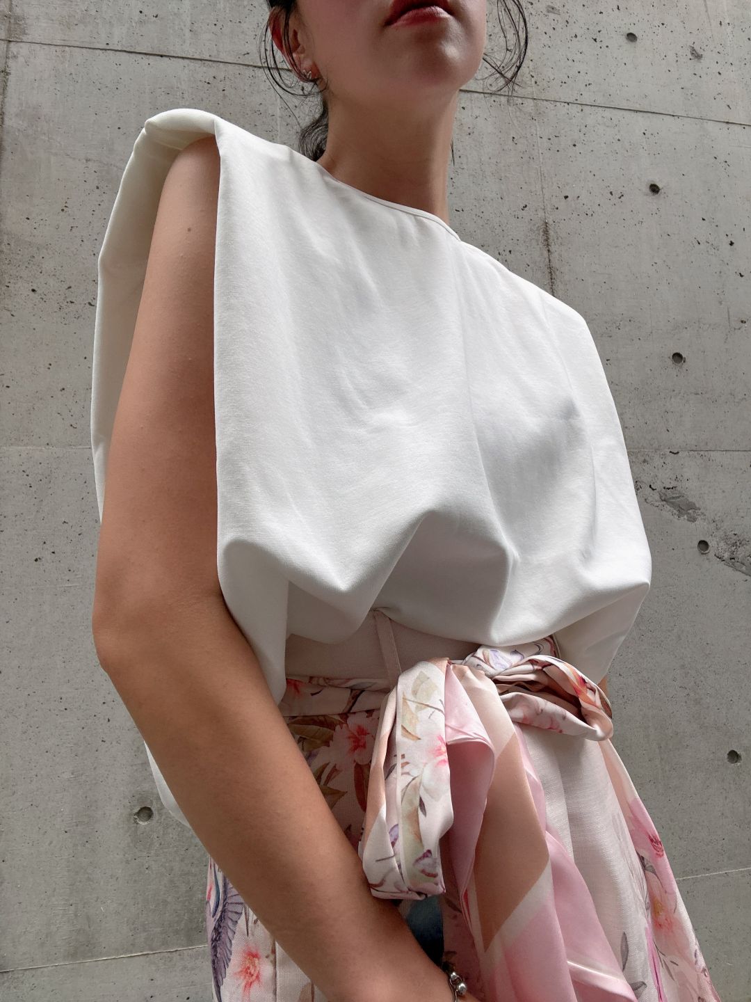 crew neck sleeveless cut and sew (with shoulder pads)