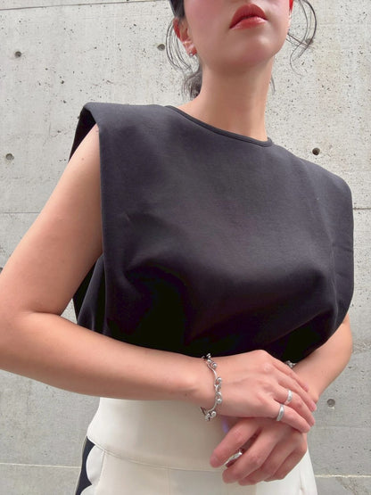 crew neck sleeveless cut and sew (with shoulder pads)