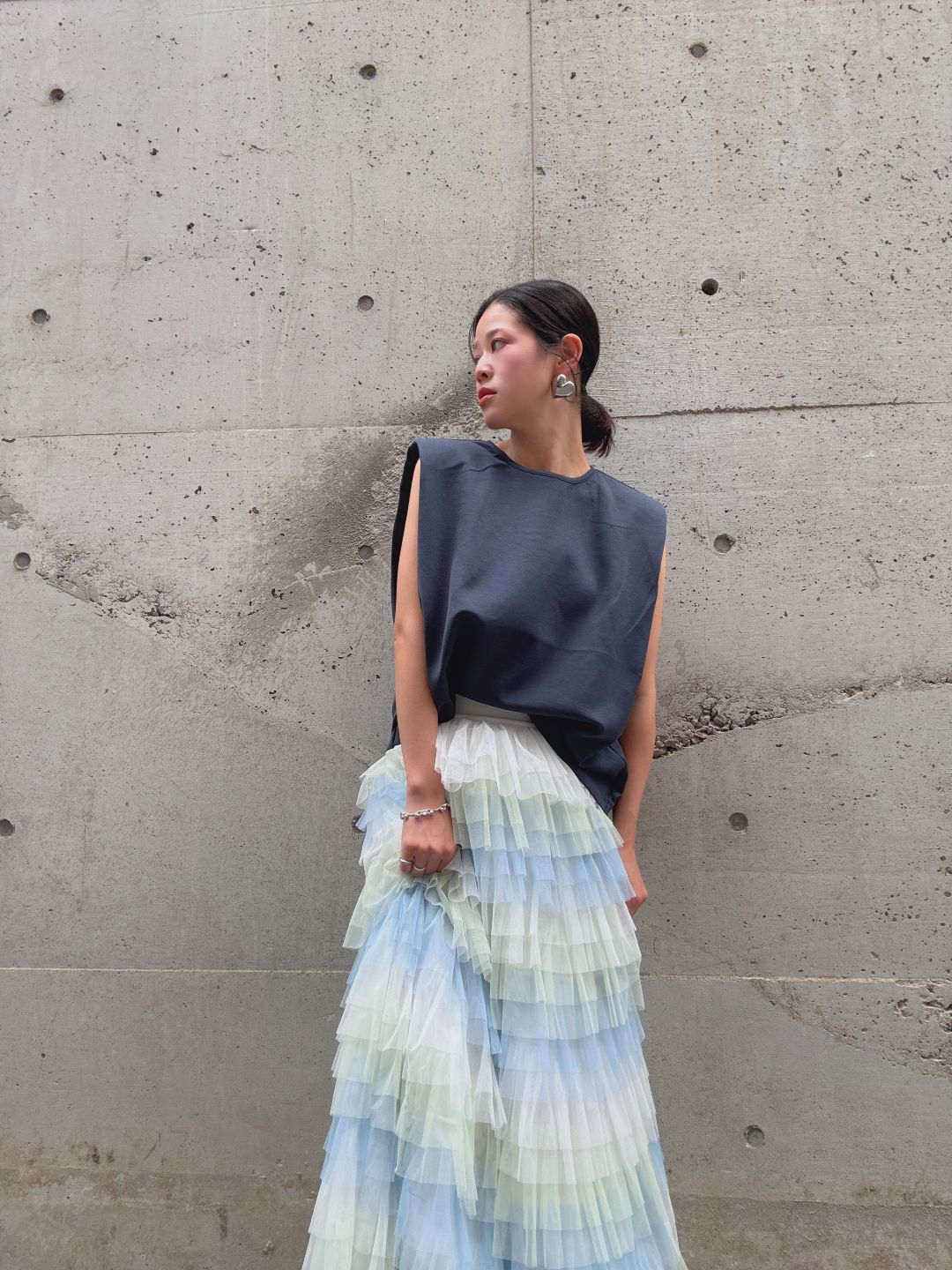crew neck sleeveless cut and sew (with shoulder pads)
